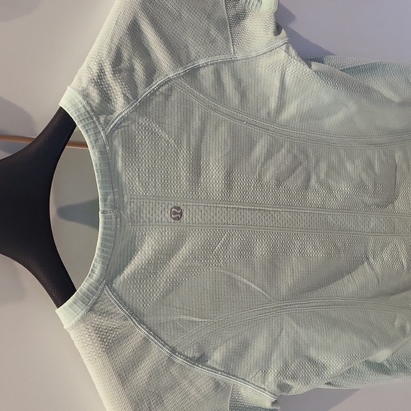 Lululemon work out shirt - Picture 2 of 2